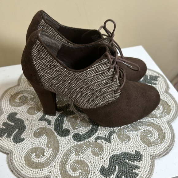 Xoxo brown suede Oxford heels - Picture 2 of 7